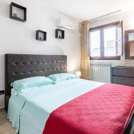 Lecce Colorful Flat With Terrace & Parking Apartment Exterior photo