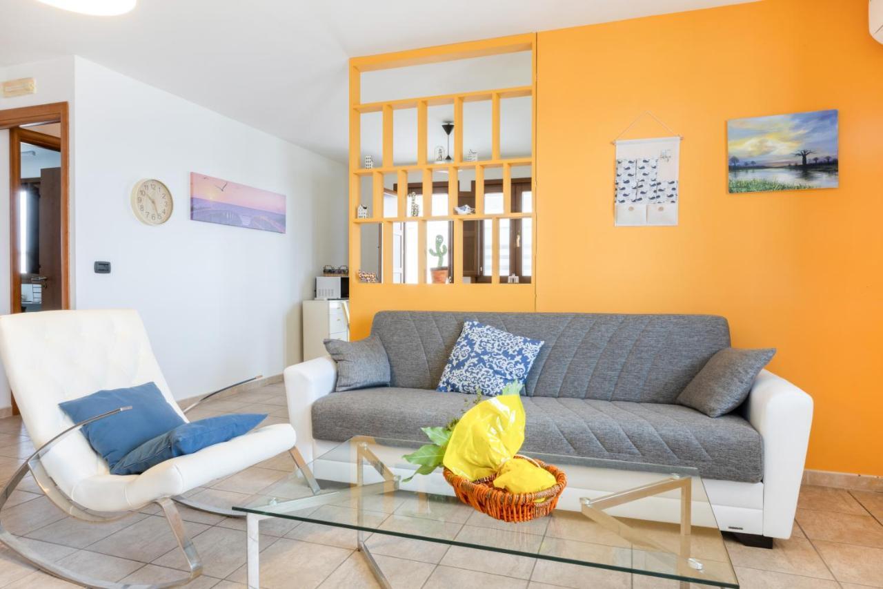 Lecce Colorful Flat With Terrace & Parking Apartment Exterior photo