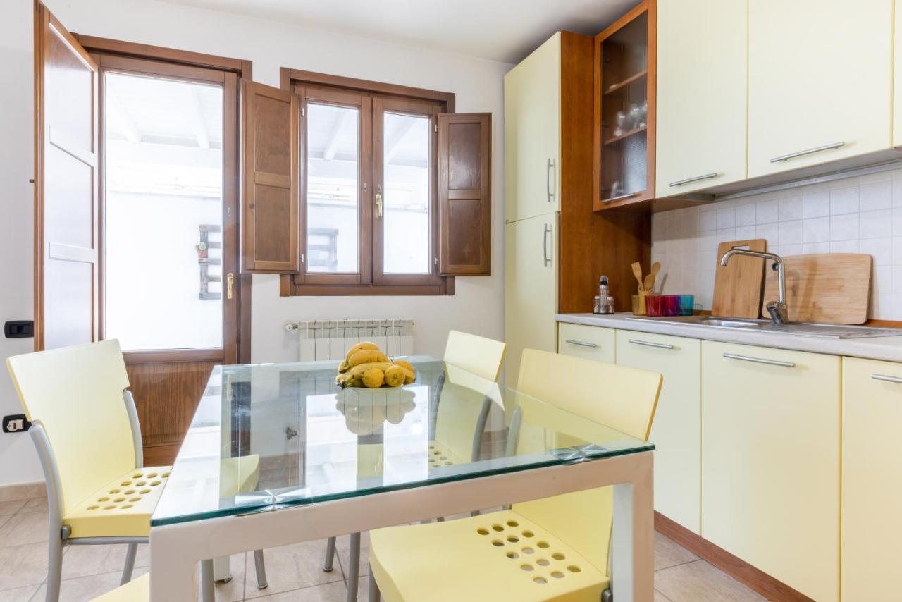 Lecce Colorful Flat With Terrace & Parking Apartment Exterior photo